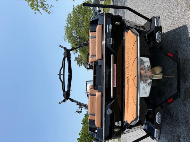 2025 Malibu 23 LSV  Icon